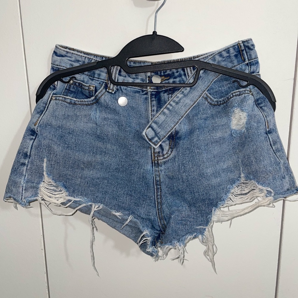 Distressed denim high waisted shorts no stain and no stretch mark!